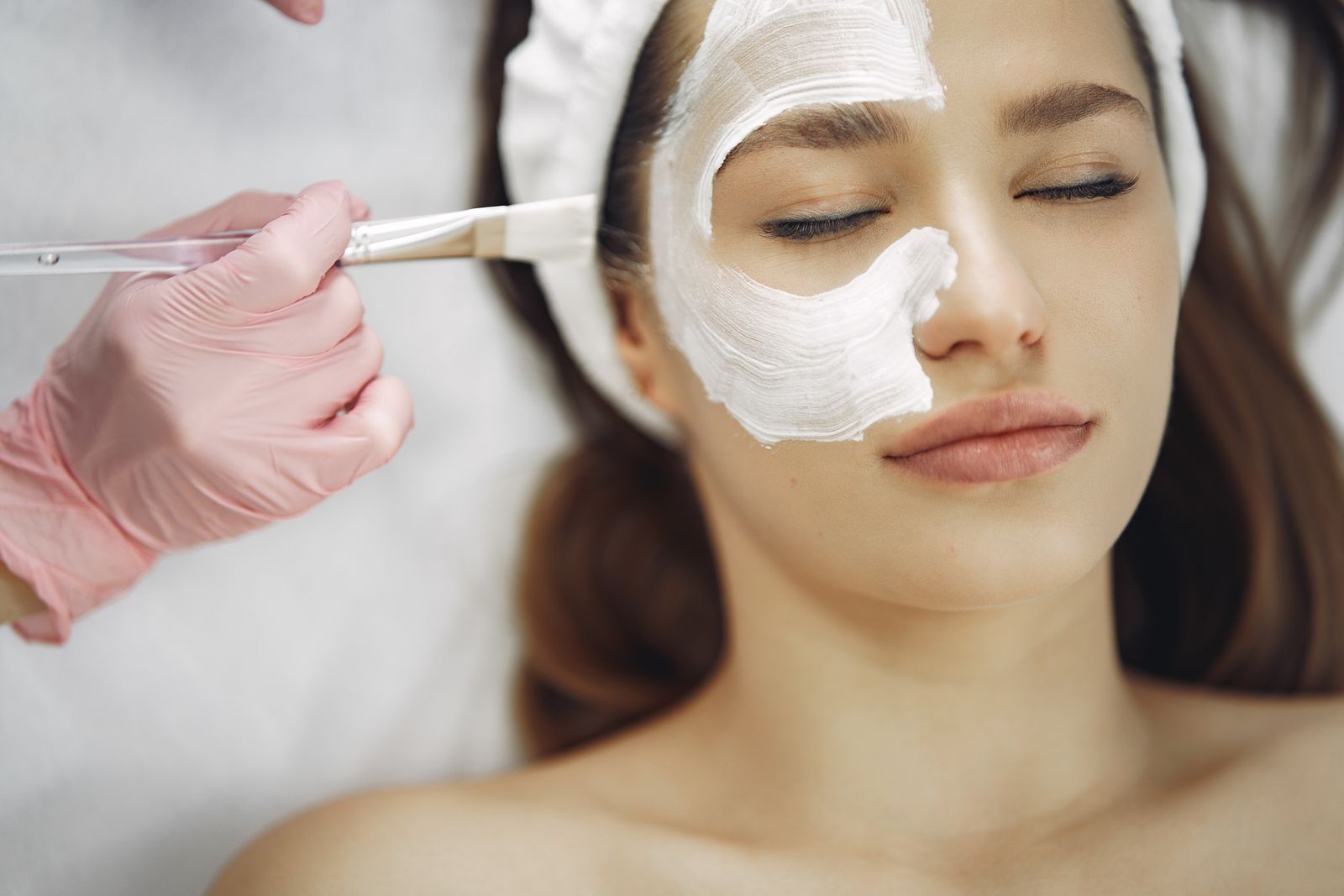 Tratamiento facial de hidratación profunda en cabina serena