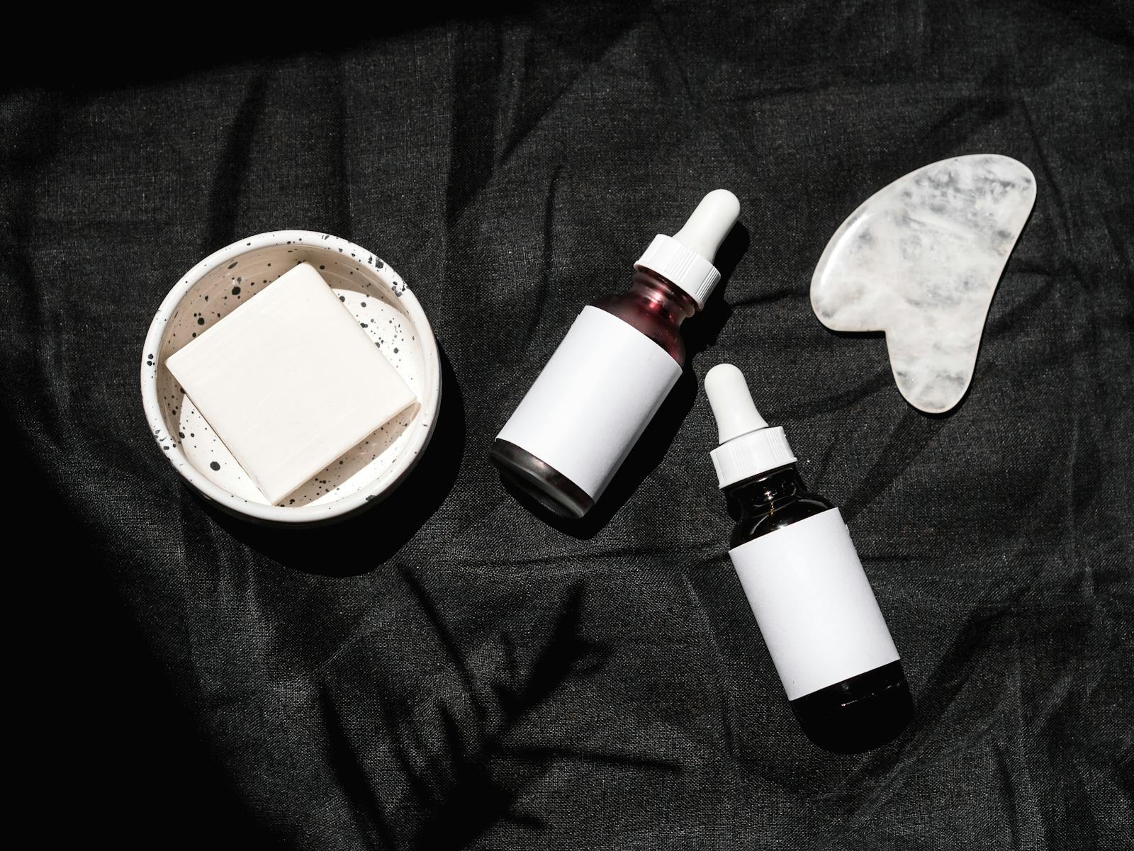 Producto de skincare sobre superficie clara